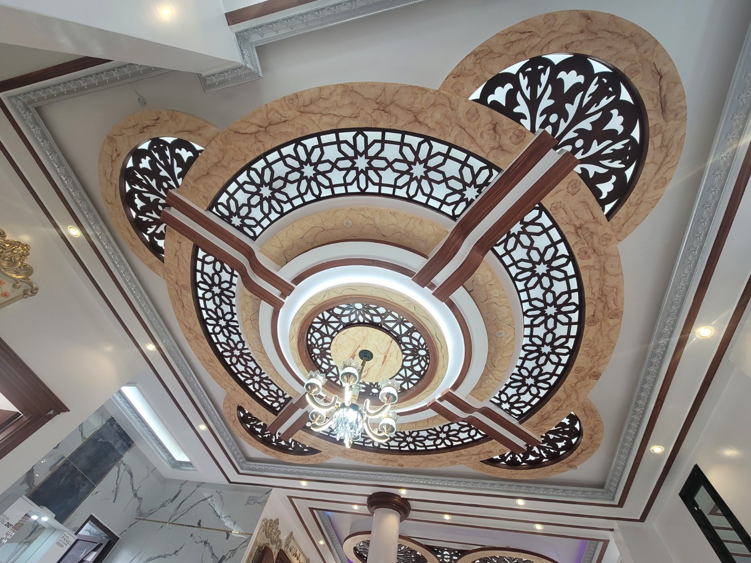 ديكور سقف بزخارف CNC وإضاءة